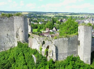 vue du chateau de Montoire sur le Loir depuis un drône
